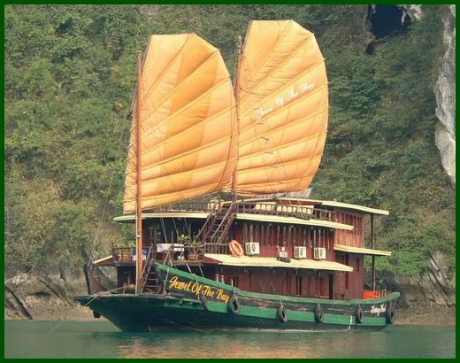 Halong Bay tour - JEWEL OF THE BAY junk cruise